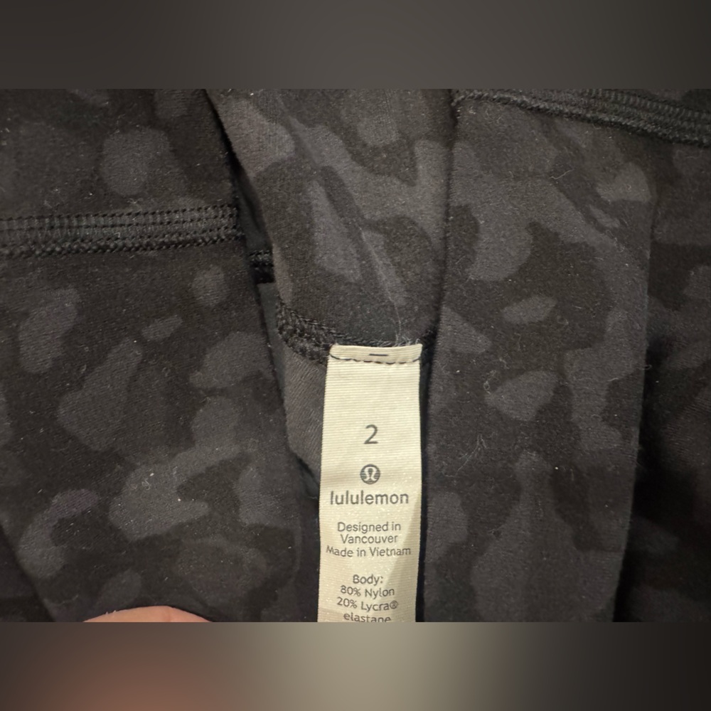 Authentic Lululemon Black Patterned Leggings - Si… - image 4